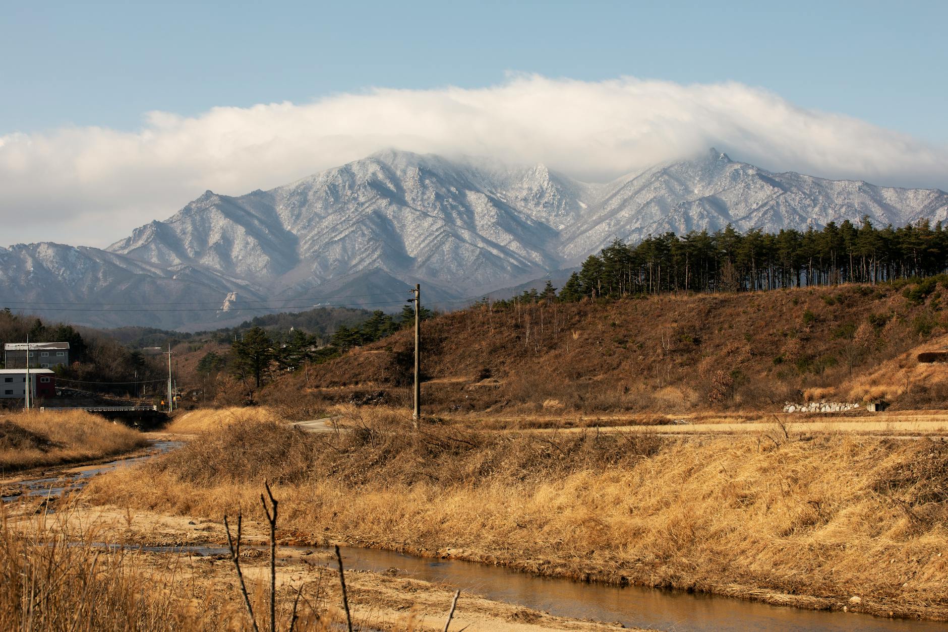 Ośnieżone góry Seoraksan i przejrzysta rzeka zimą