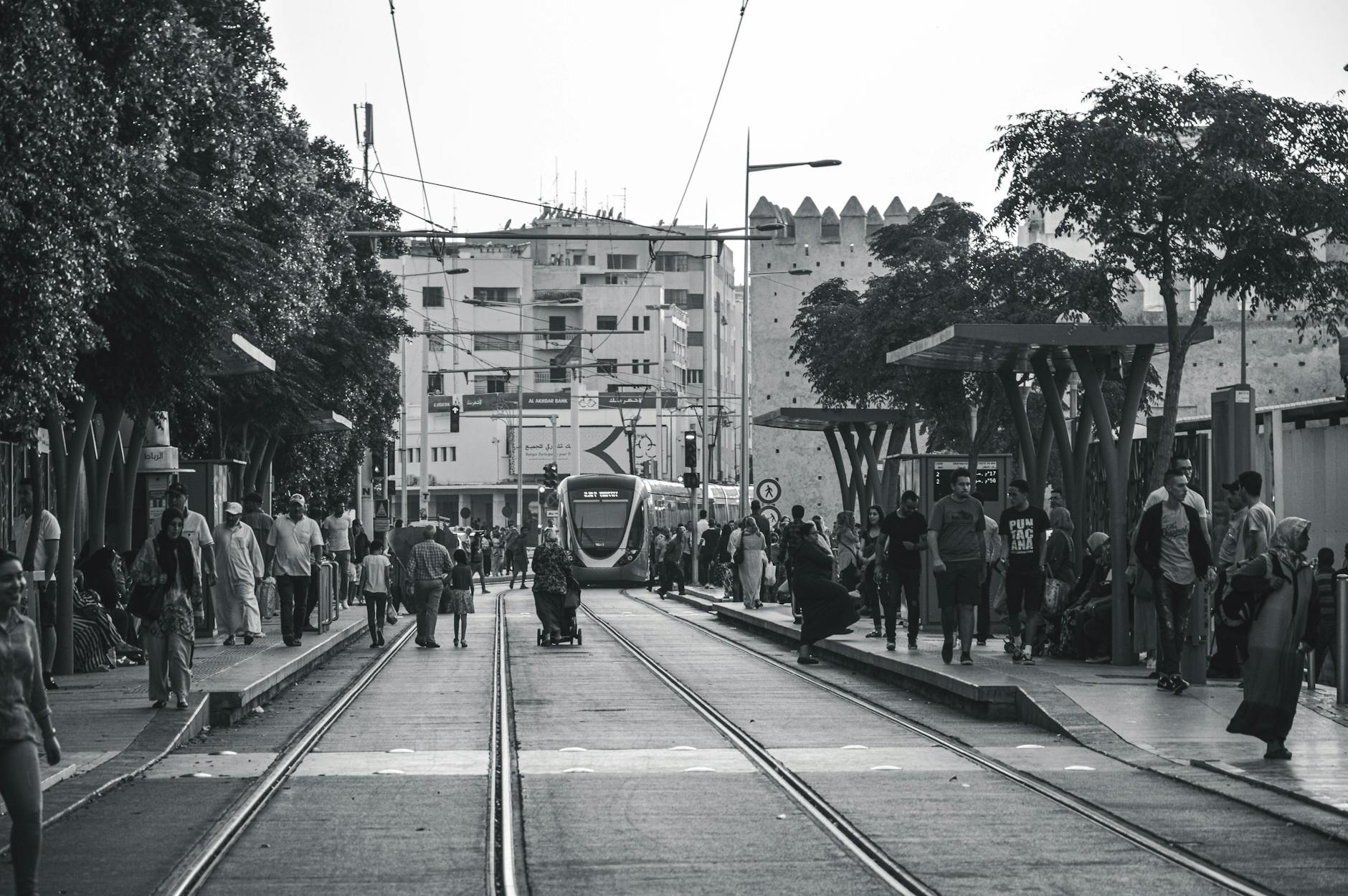Czarno-białe zdjęcie ruchliwego przystanku tramwajowego w Rabacie
