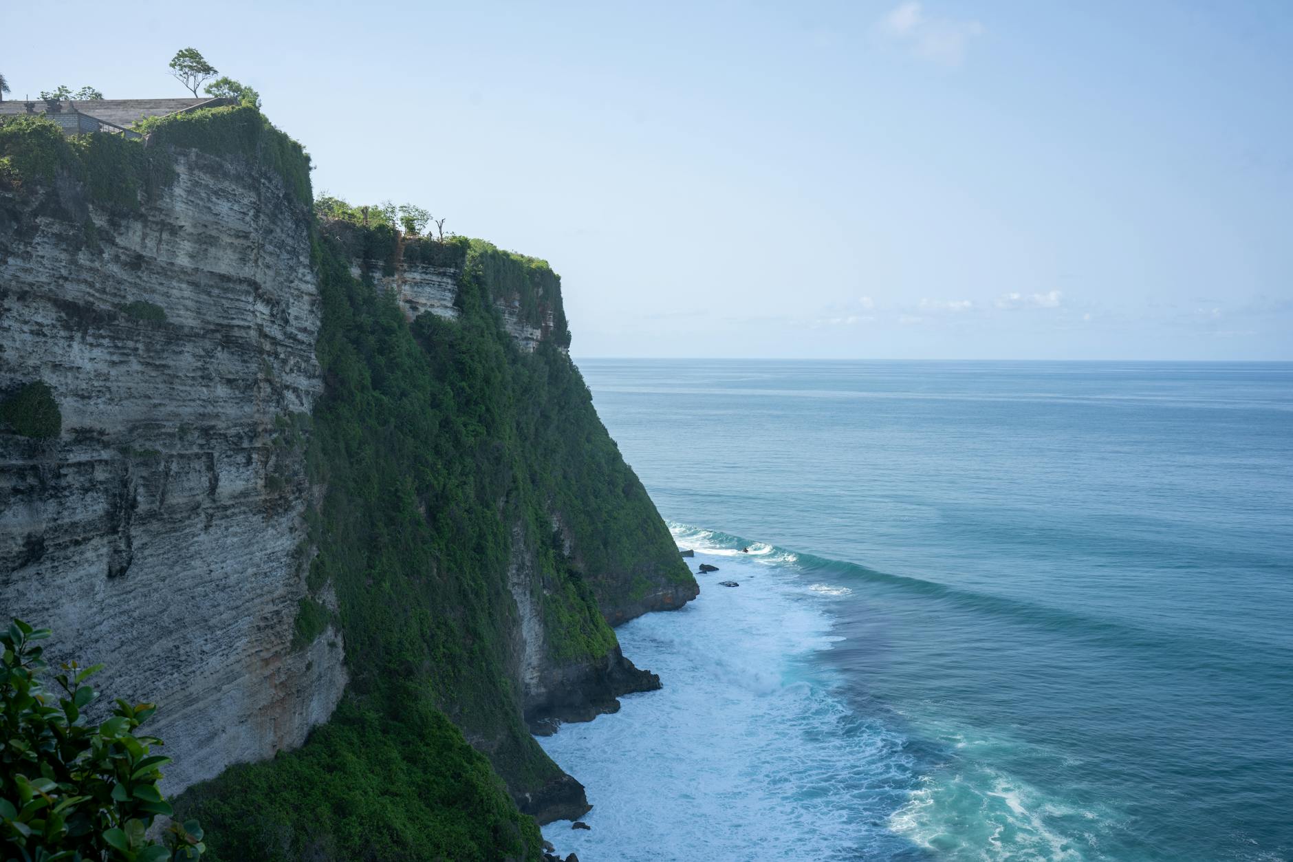 Klify Uluwatu nad turkusowym Oceanem Indyjskim na południu Bali