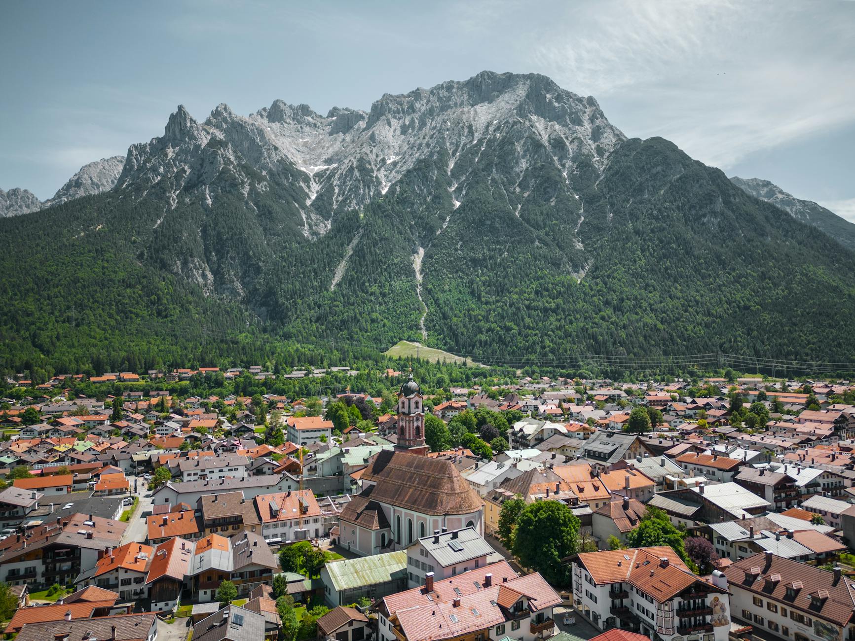 Mittenwald z lotu ptaka na tle masywu Karwendel w Alpach Bawarskich