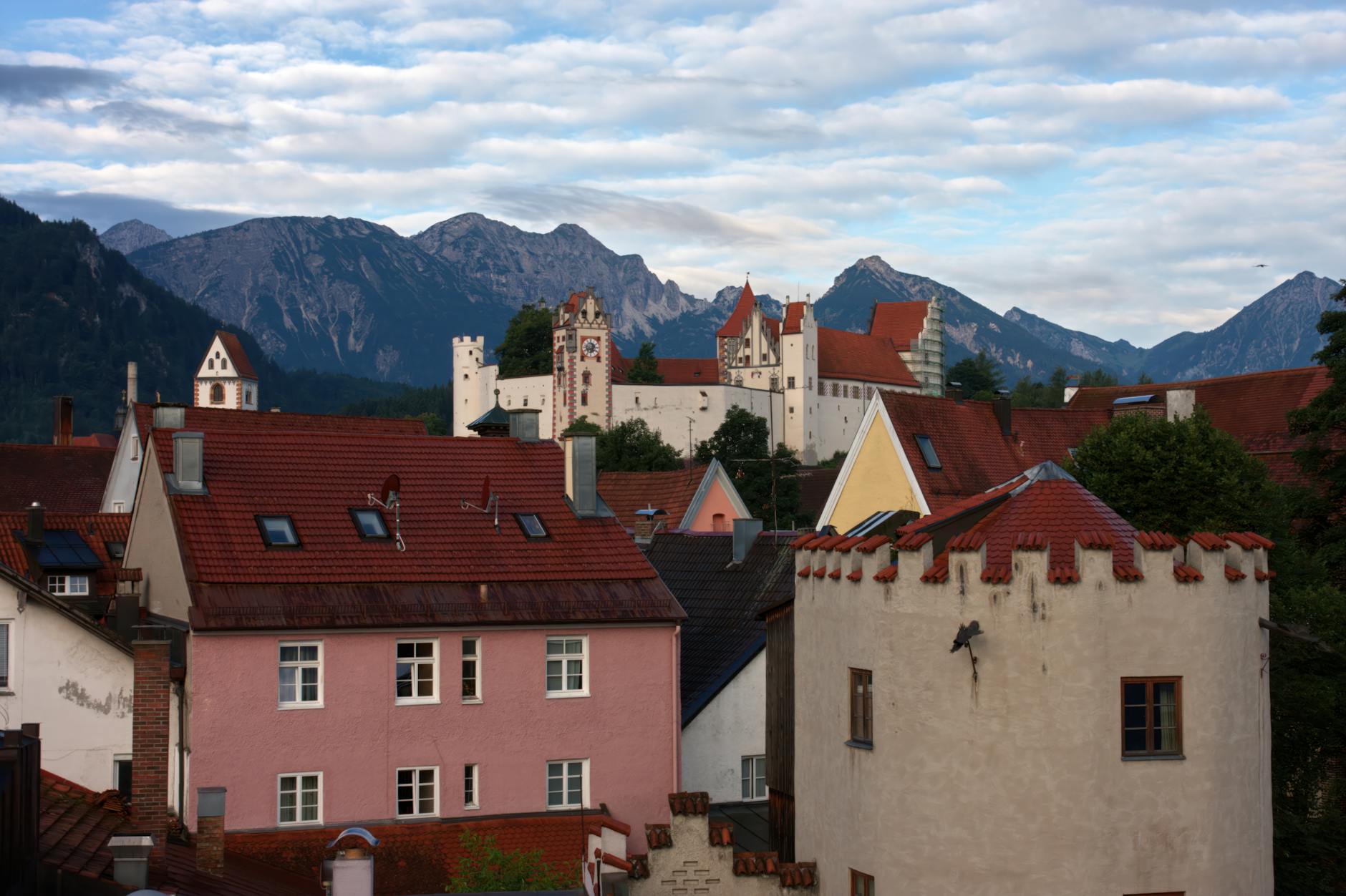 Panorama Füssen z kolorową zabudową na tle bawarskich Alp