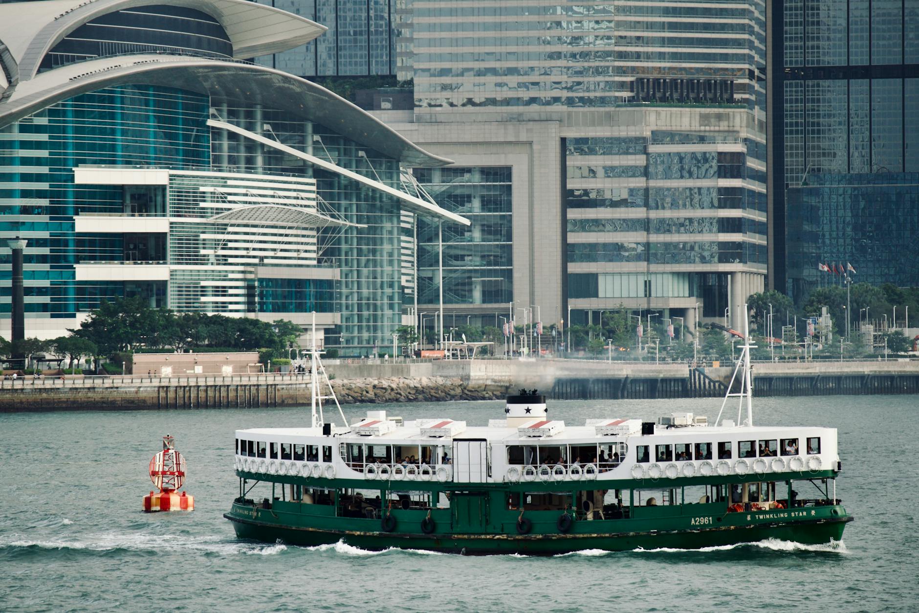 Prom Star Ferry na tle panoramy Hongkongu nad portem Victoria