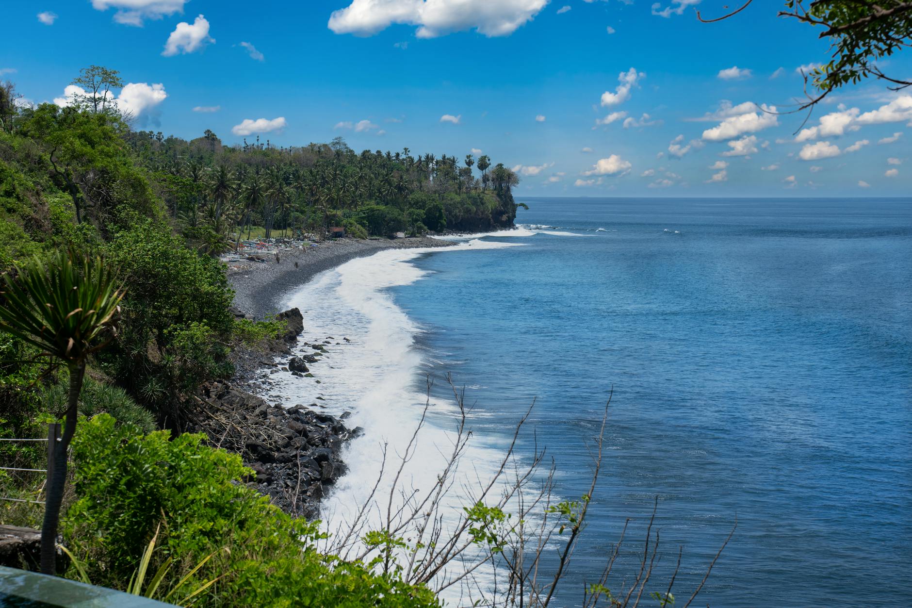 Skaliste wybrzeże północnego Bali z bujną zielenią i turkusowym oceanem
