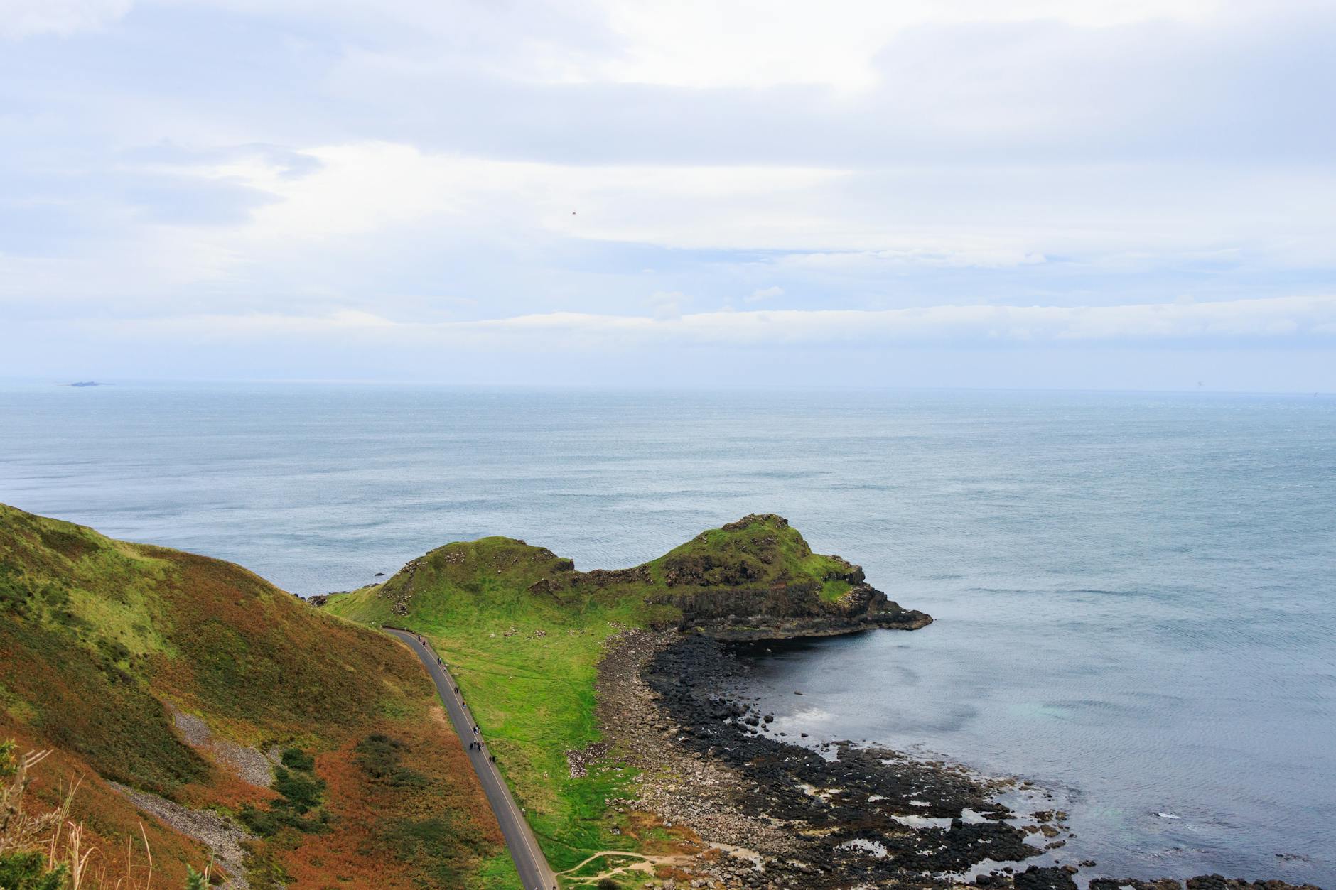 Surowe klify i morze u wybrzeży Irlandii Północnej, widok z góry