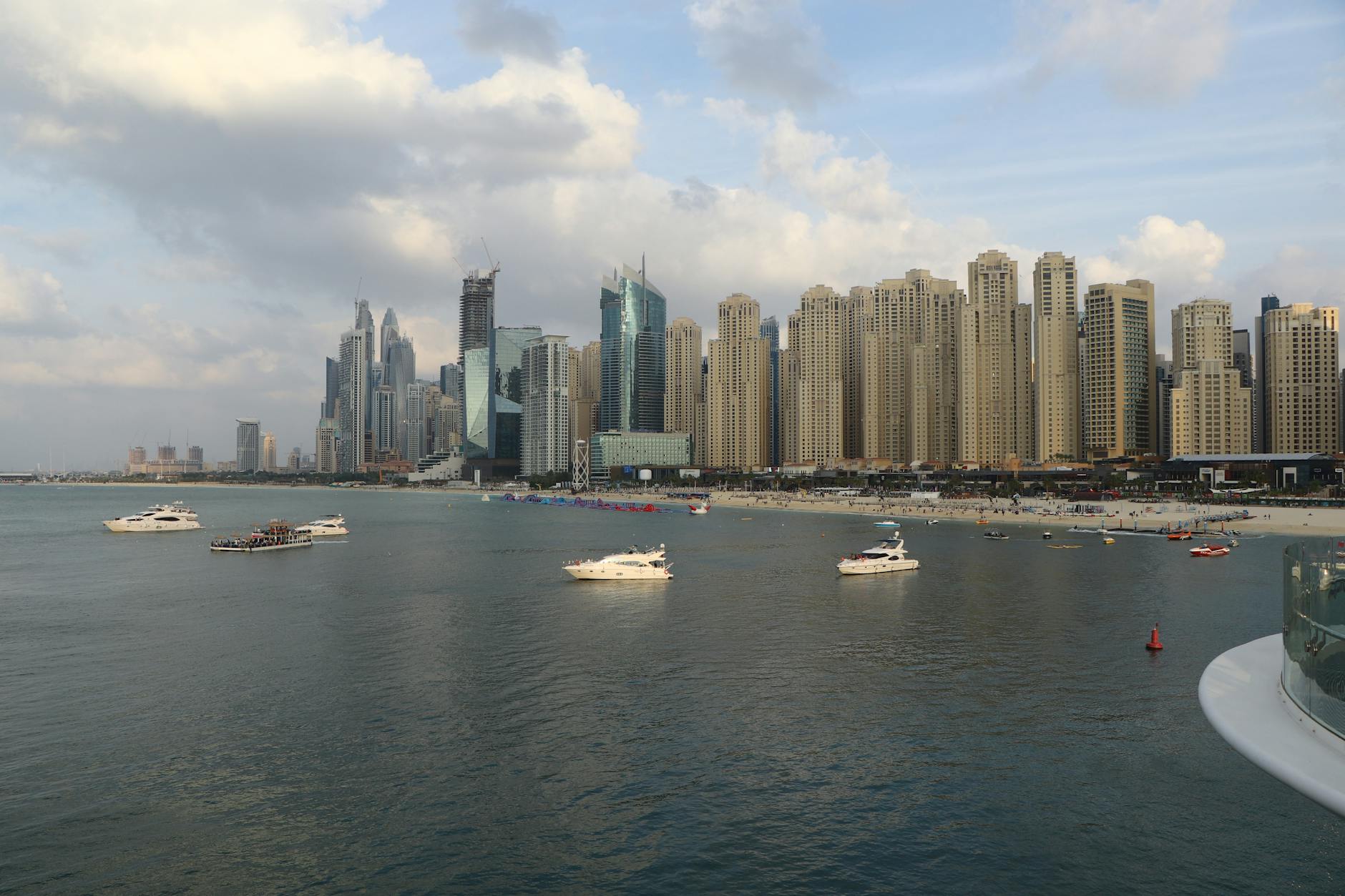 Dubai Marina z luksusowymi jachtami na tle nowoczesnych wieżowców