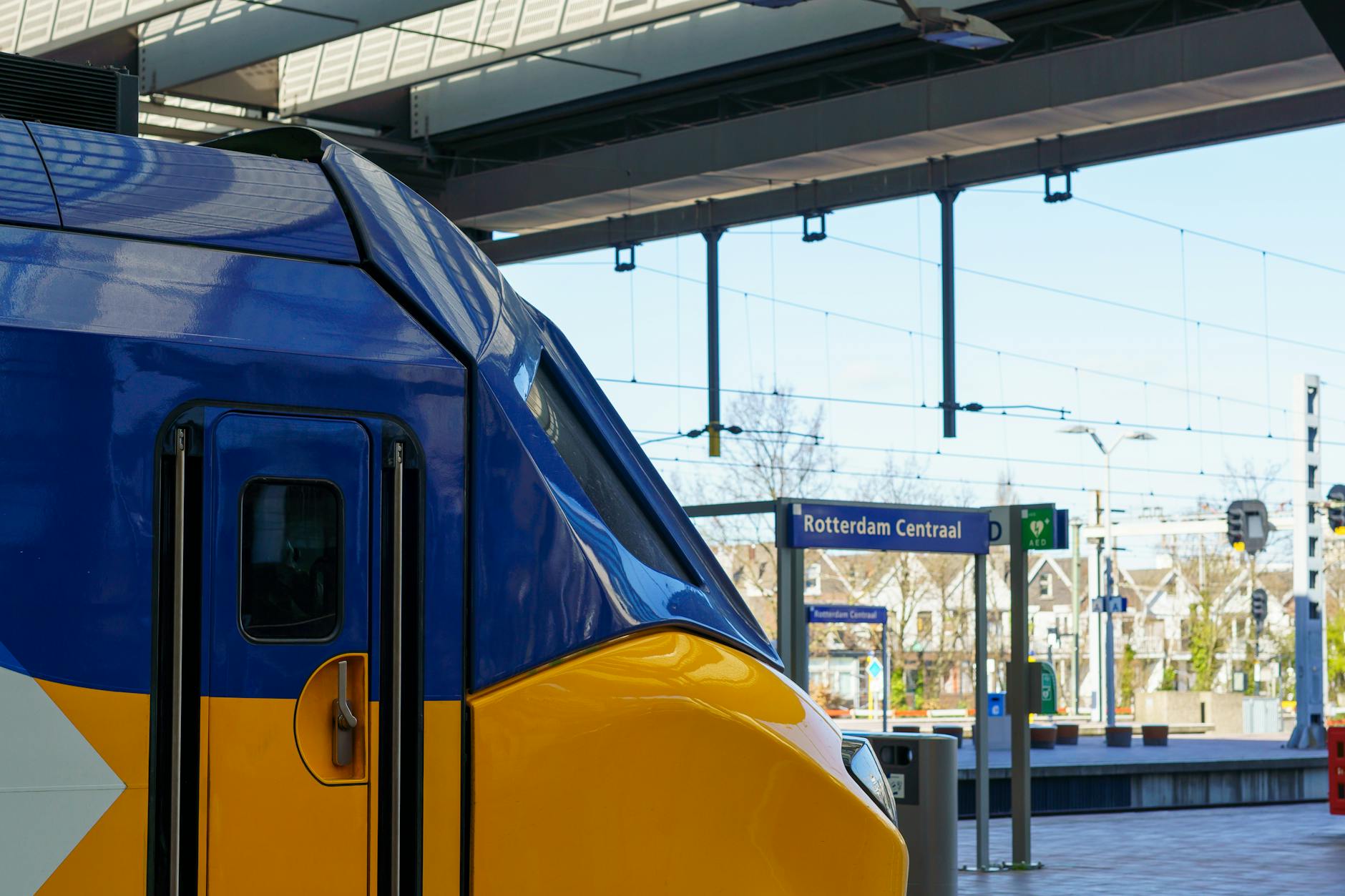 Nowoczesny pociąg w barwach NS na stacji Rotterdam Centraal