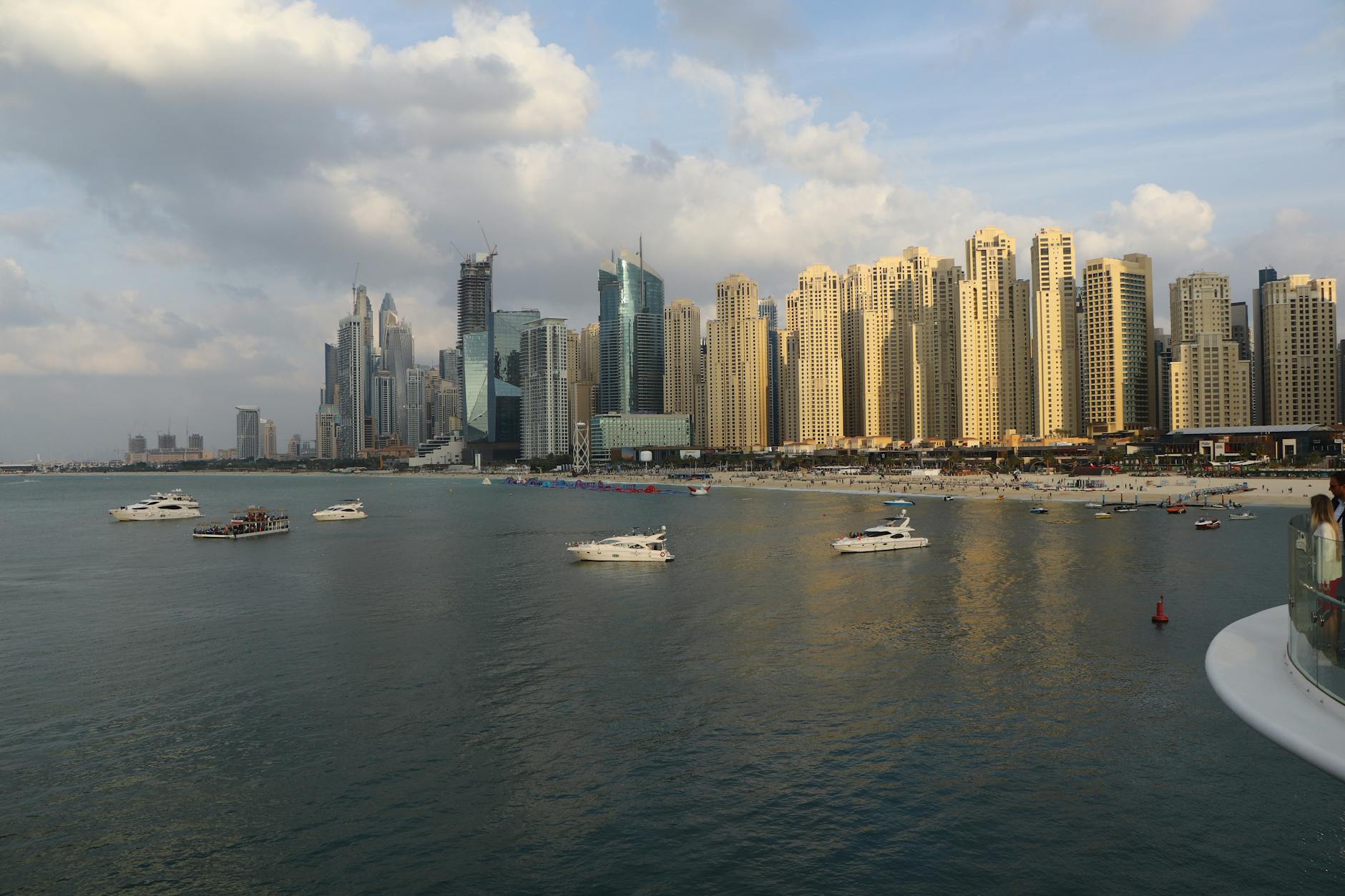 Najpiękniejsze plaże w Dubaju i Abu Zabi: spokojne miejsca bez tłumów Panorama Dubai Marina z nowoczesnymi wieżowcami i luksusowymi jachtami