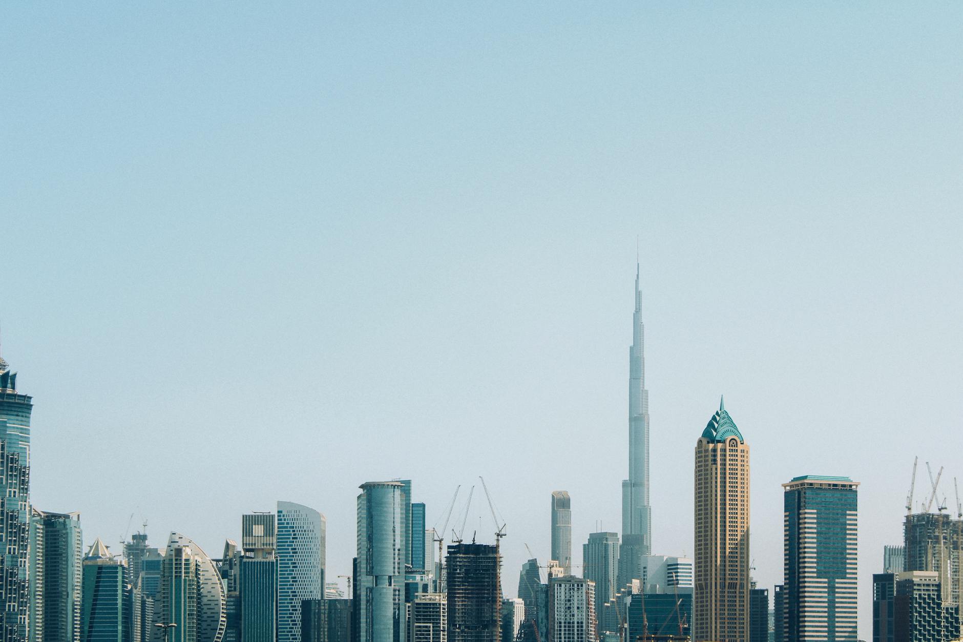 Panorama Dubaju z Burdż Chalifa górującą nad nowoczesnymi wieżowcami