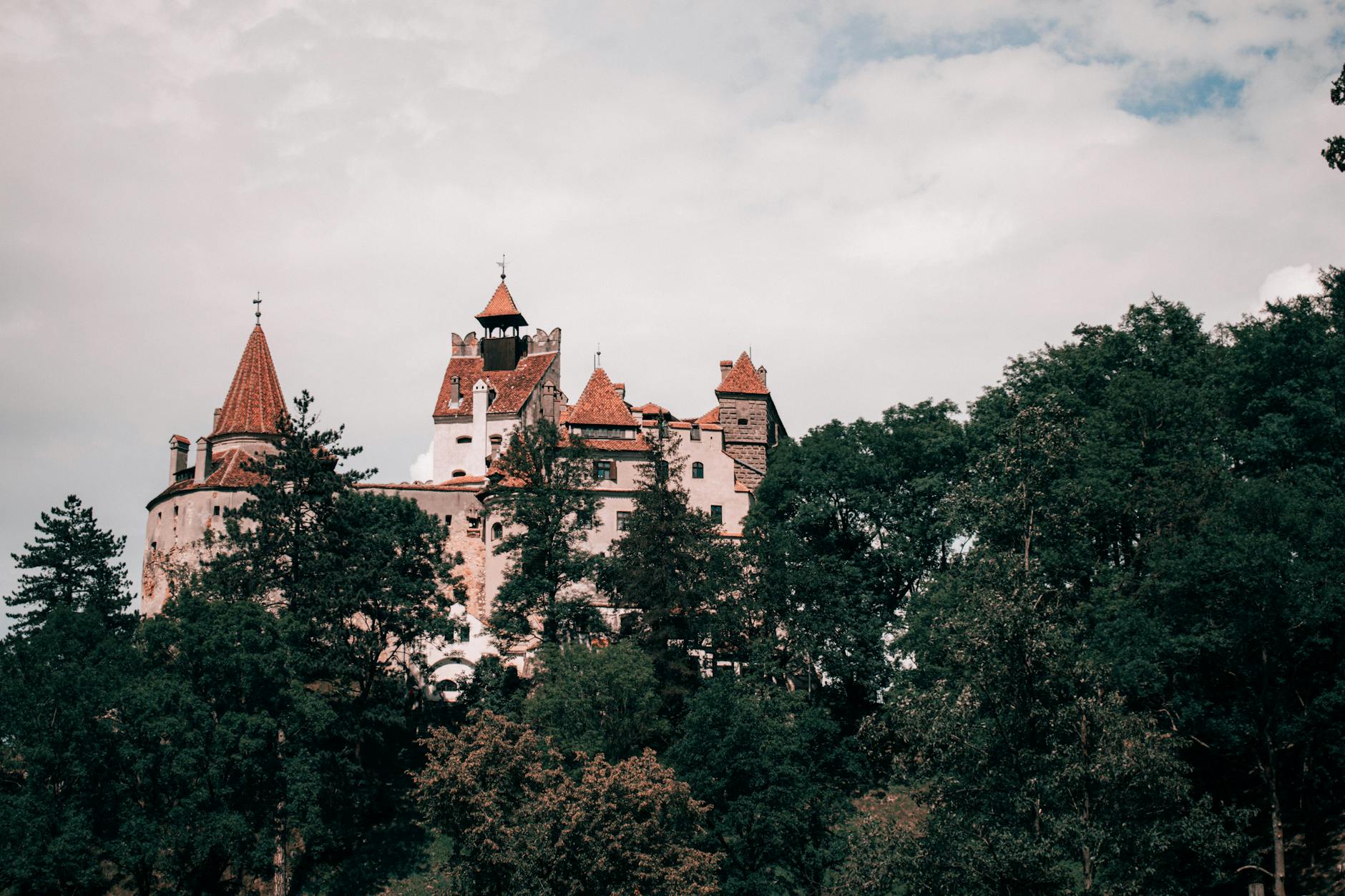 Zamek Bran pośród zielonych wzgórz Transylwanii w Rumunii