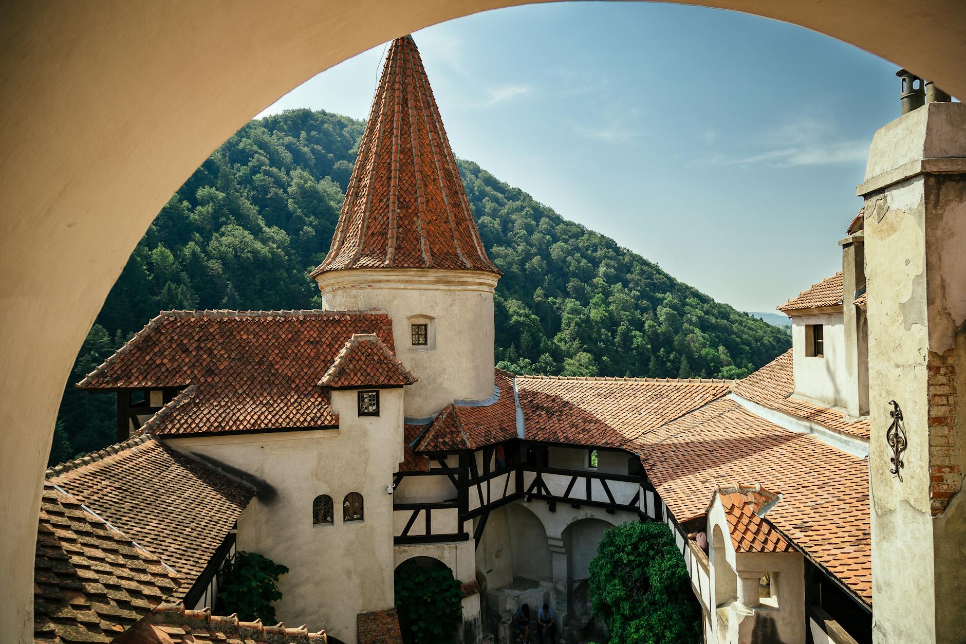 Zamek Bran wśród zielonych wzgórz Transylwanii