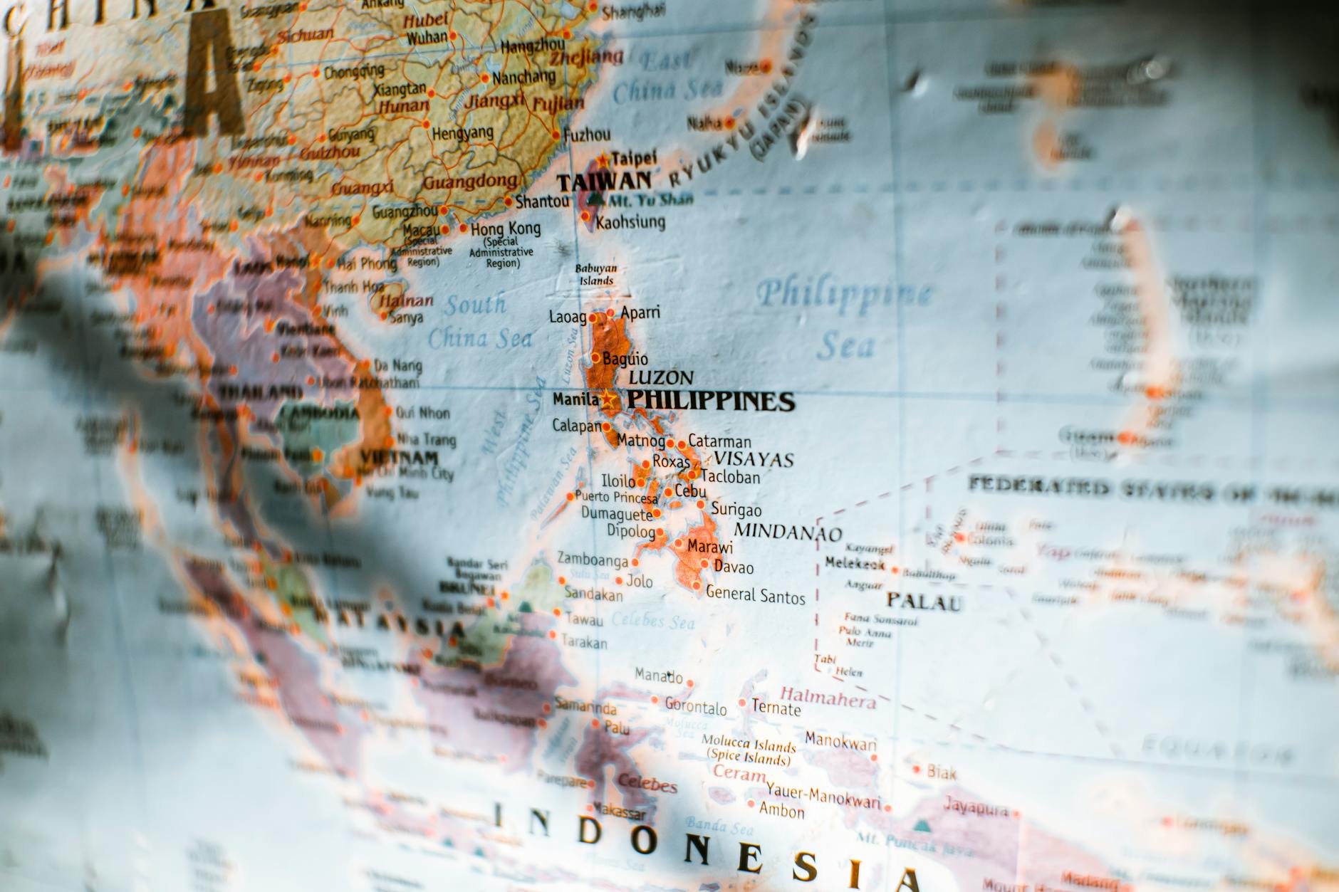 Zbliżenie na papierową mapę świata z widocznymi Filipinami