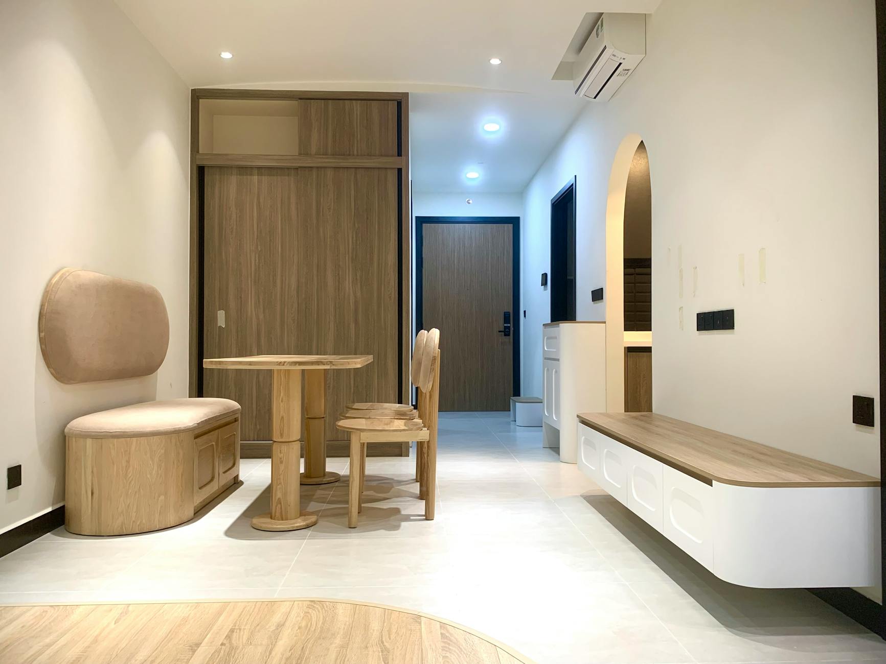Jasny nowoczesny salon z drewnianą zabudową na wymiar Jasny nowoczesny salon z drewnianą zabudową na wymiar