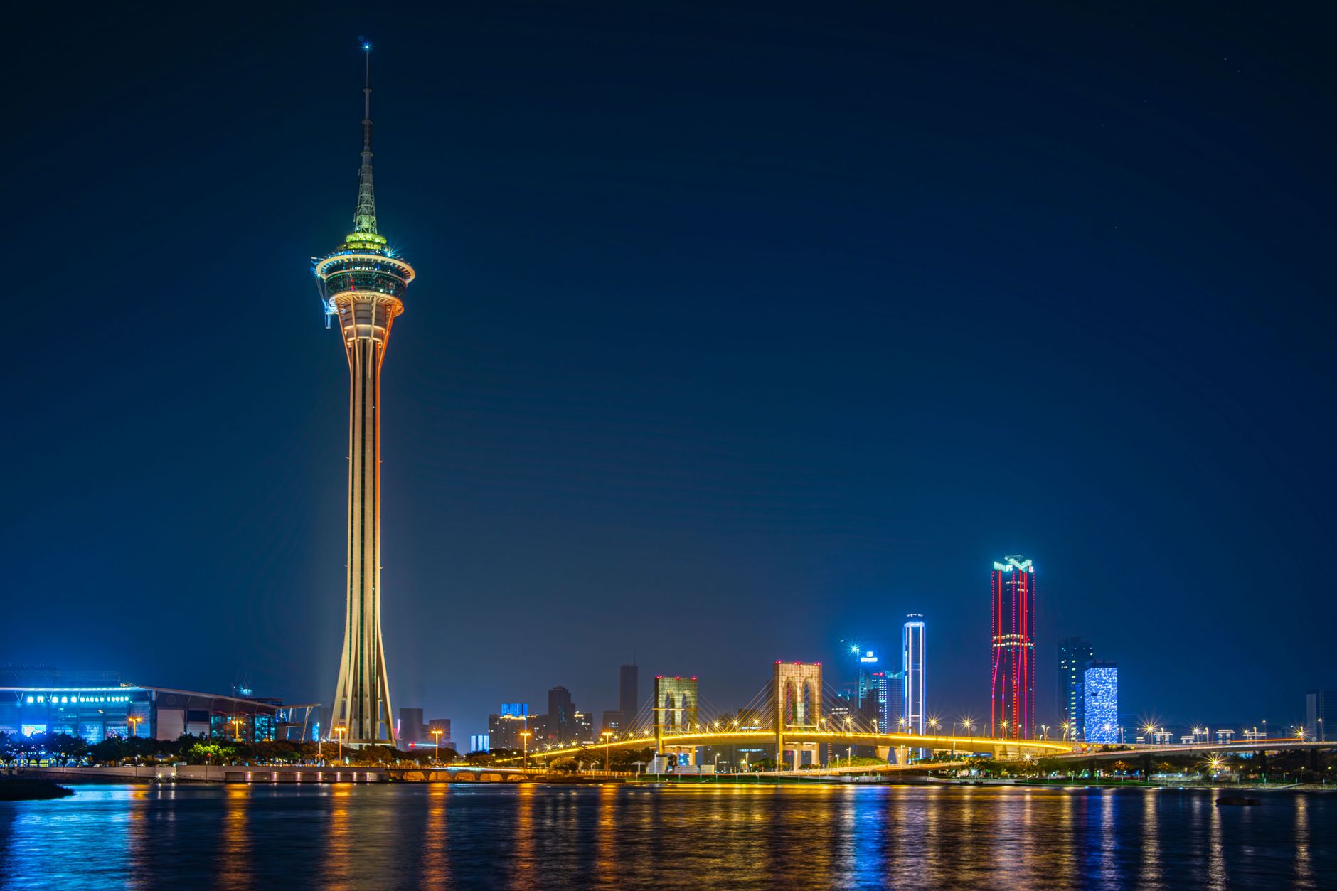 Nocna panorama Makau z wieżą Macau Tower, mostem i odbiciem świateł