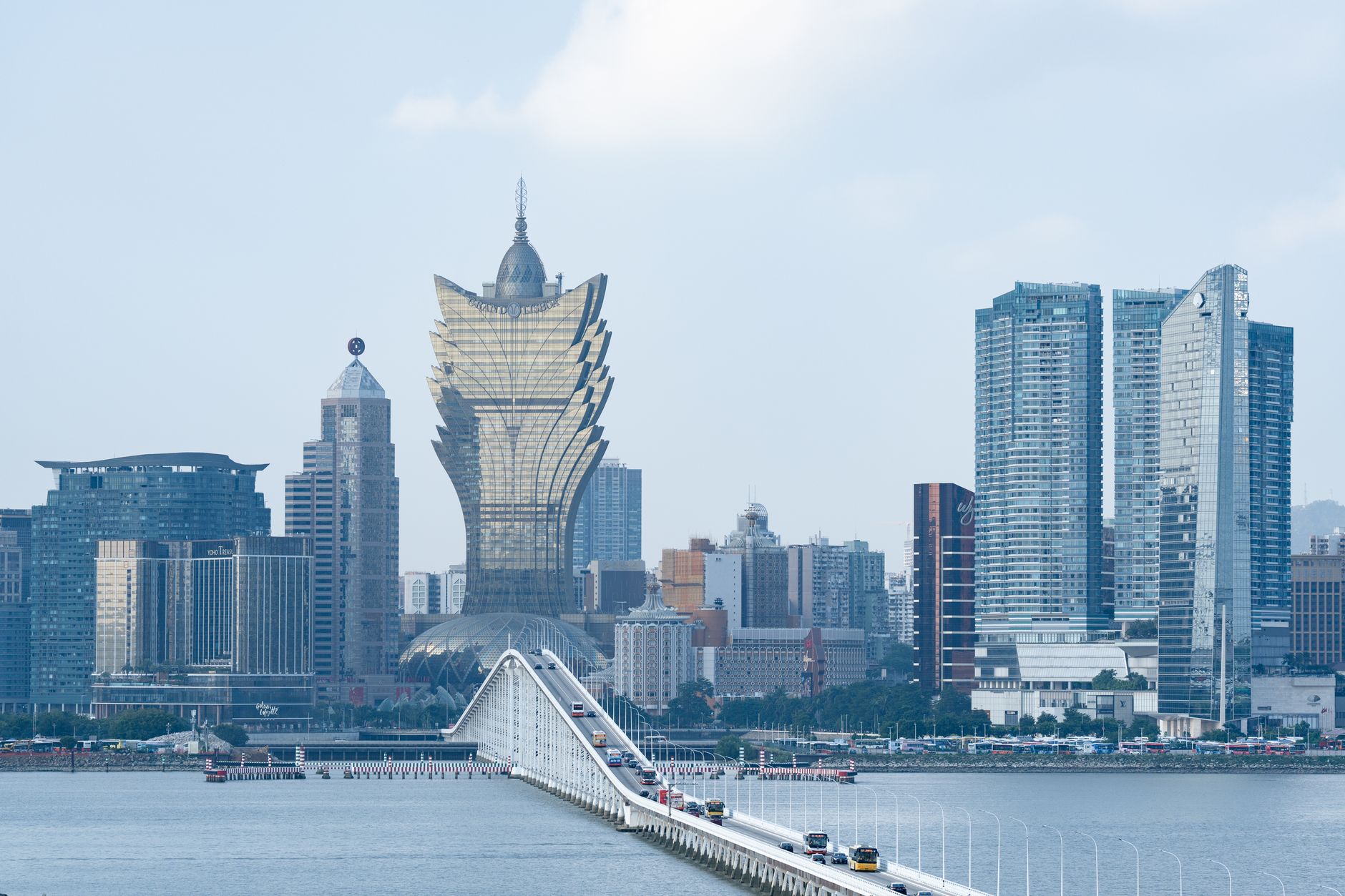 Panorama Makau z wieżowcem Grand Lisboa i nowoczesną zabudową