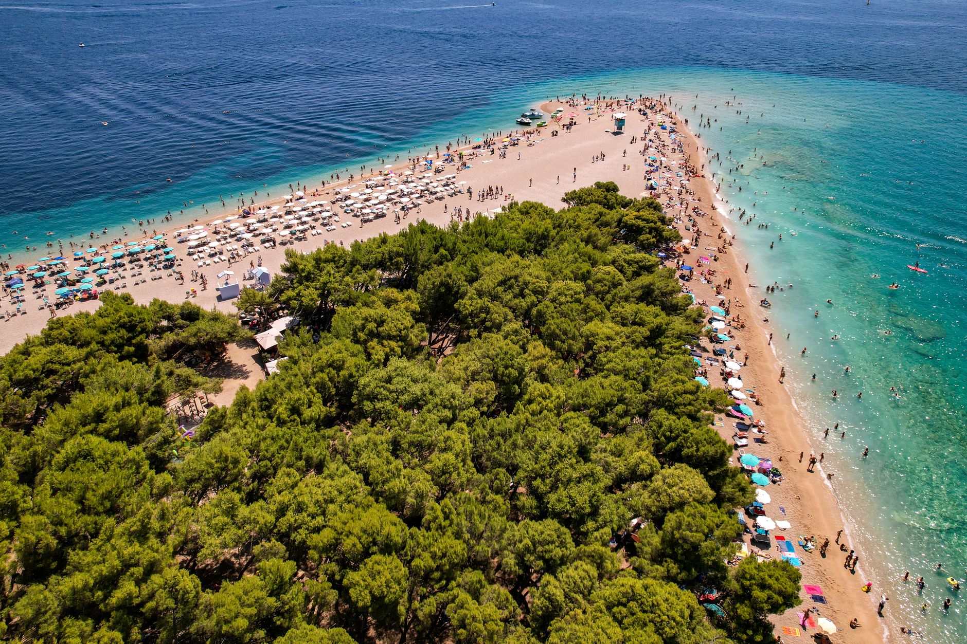 Plaża Zlatni Rat w Chorwacji z lotu ptaka i turkusowym morzem