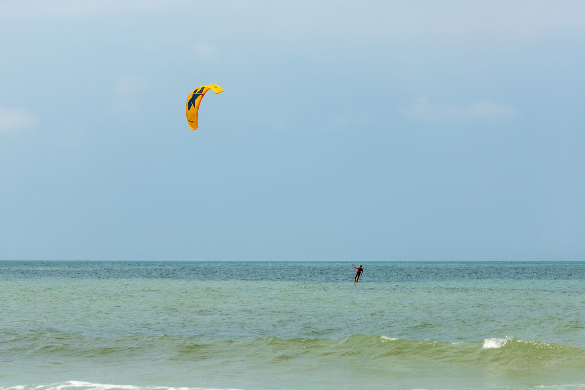 Kitesurfer sunący po falach u wybrzeży Dominikany