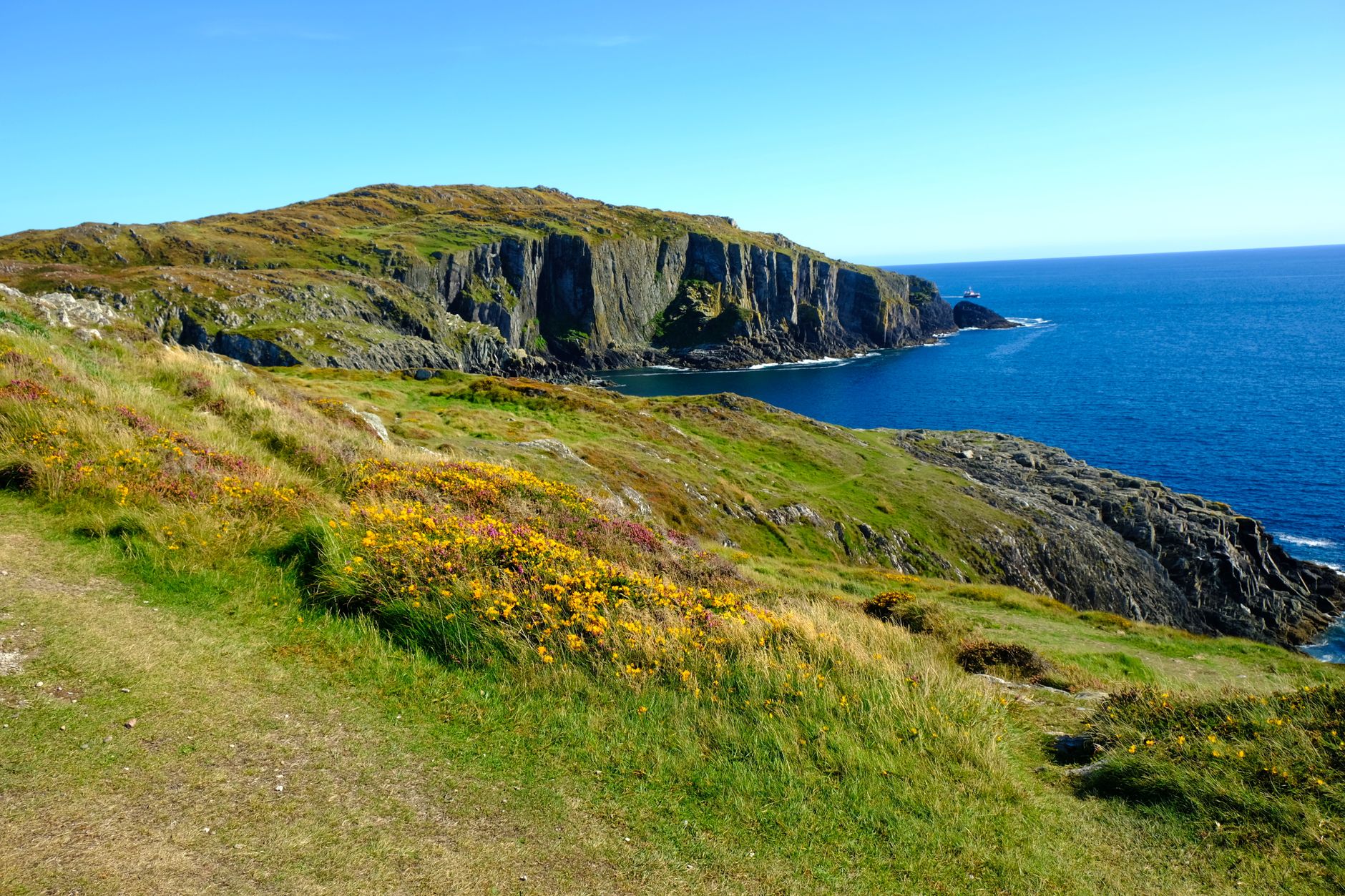 Klifowe wybrzeże i wzburzony ocean w okolicach Baltimore w Irlandii