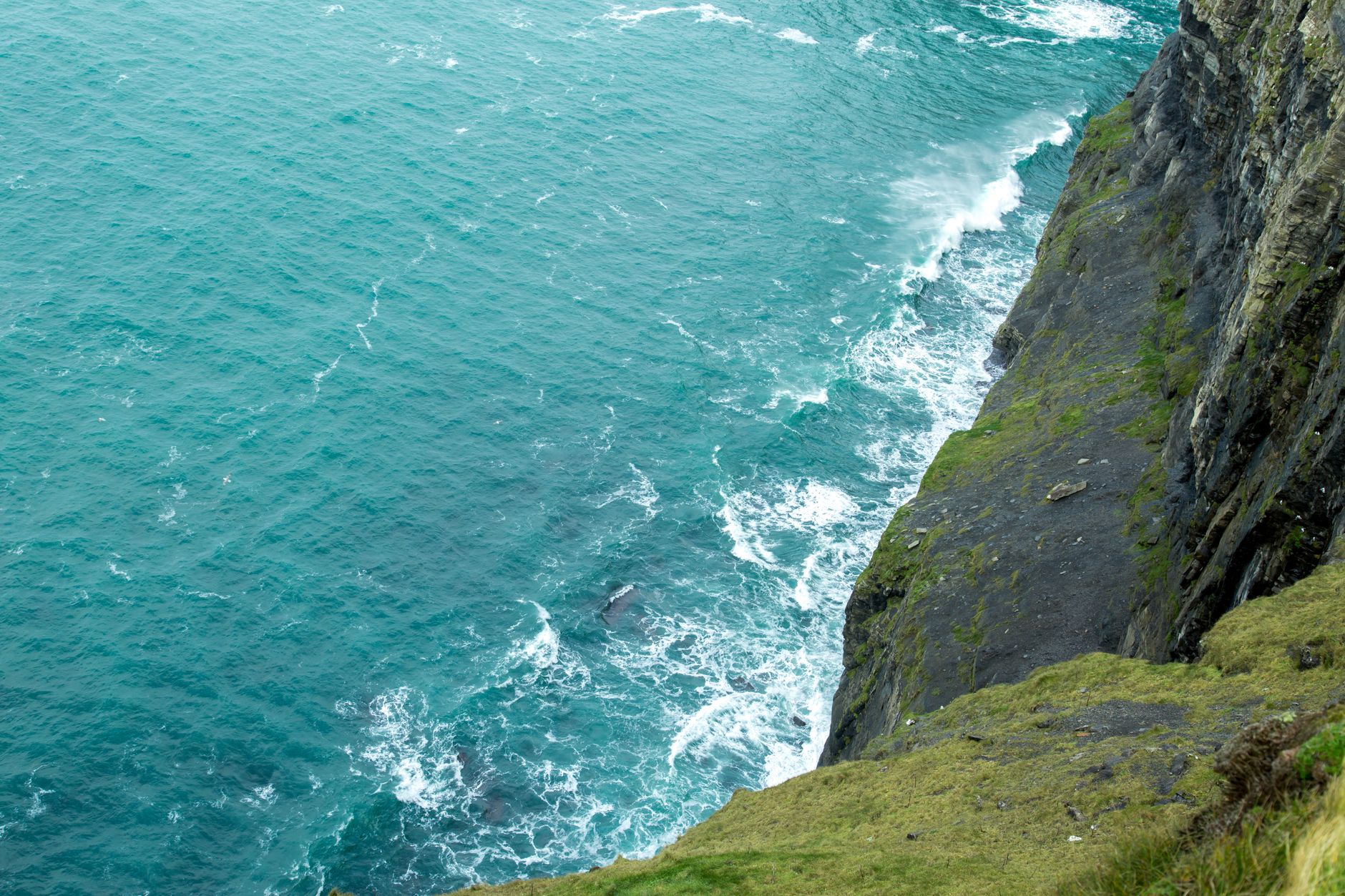Najpiękniejsze klify Irlandii: Cliffs of Moher, Slieve League i mniej znane punkty widokowe Klify Irlandii nad oceanem z falami rozbijającymi się u podnóża