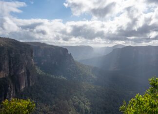 Blue Mountains z Sydney w jeden dzień: pociąg, szlaki i plan zwiedzania Widok na klify i bujną zieleń Gór B