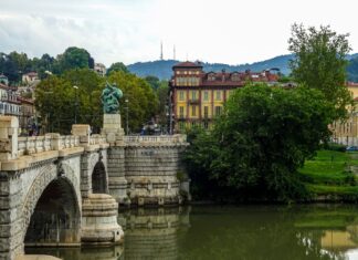 Jak podróżować po Chinach bez znajomości chińskiego? Przydatne aplikacje i translatory Zabytkowy most i zabudowa Turynu nad spokoj